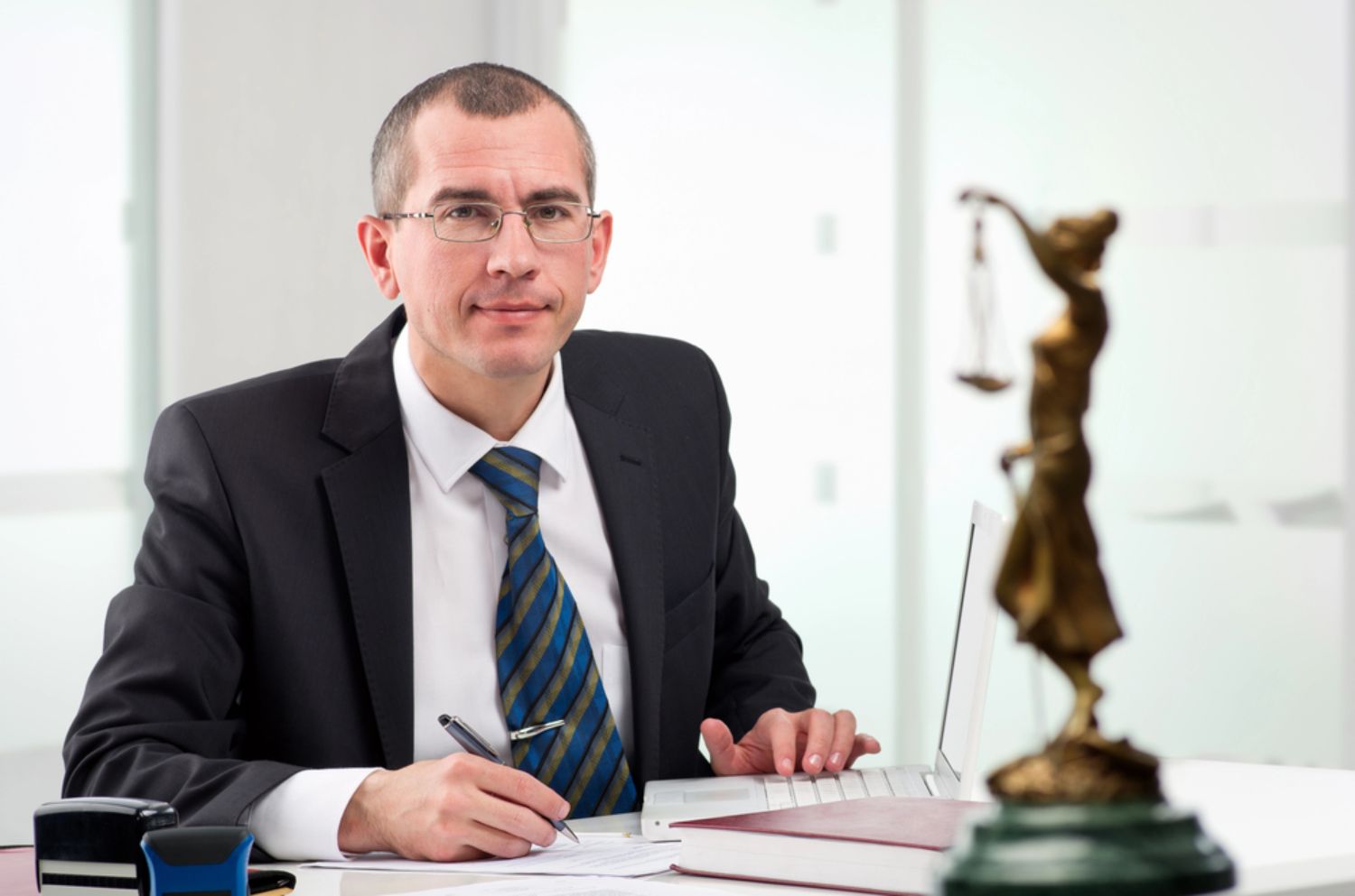 divorce lawyer